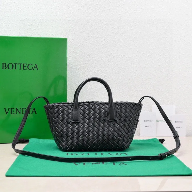 Batch 1560 Hello everyone, I have a new name, it’s called the Cabat woven Mini vegetable basket model ~ it can finally be carried on the shoulder. It is based on the original bag type and adds a shoulder strap and it is detachable! It's equivalent to spending one dollar to buy two bags. As the ace cutie of BV family, I really have no choice but to buy one! This bag of ours is really exactly the same as ZP. You can look big with a small amount of money~ Original sheepskin: size: 20*16*13cm, model: 5211#